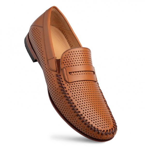 Sepatu Moccasin dengan Perforasi
